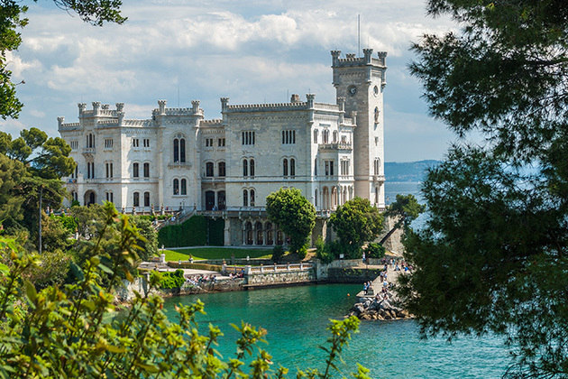 Castelo de Miramare – Trieste, Itália - Fica na costa da cidade, no nordeste do país. Erguido no século 19 para ser residência de Maximiliano de Habsburgo, Arquiduque da Áustria. 