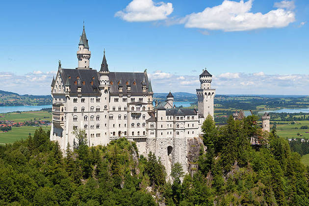 Castelo de Neuschwanstein - Baviera, Alemanha - Construído entre 1869 e 1892, ele fica perto das cidades de Hohenschwangau e Füssen, no sudoeste da Baviera. Sua arquitetura com torres delicadas srviu de inspiração para o Castelo da Bela Adormecida, de Walt Disney. 