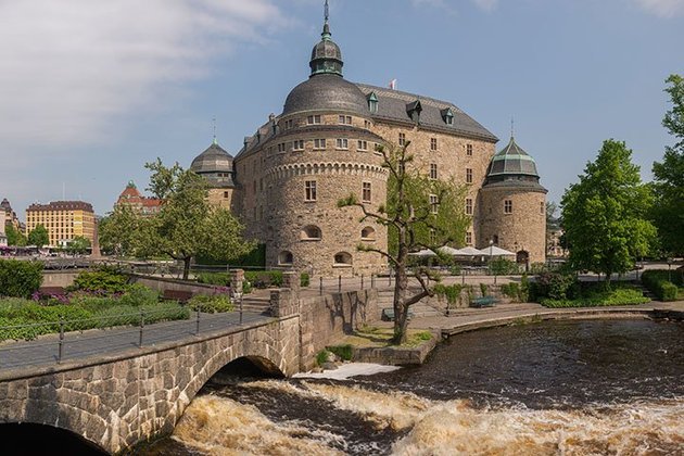 Castelo de Örebro – Örebro, Suécia - Fortificação do século 14 numa ilhota do rio Negro.  Ganhou um estilo renascentista no século 16, clássico no século 18 e romântico no século 19, tendo traços de todos esses gêneros em sua arquitetura. 