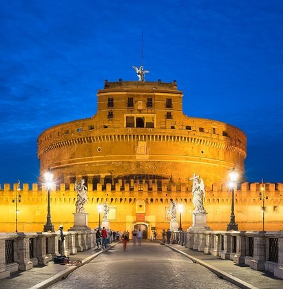 Castelo de Sant'Angelo - Erguido em 135 pelo imperador Adriano como mausoléu familiar, passou a ser usado como edifício militar. Foi a mais importante fortaleza dos Papas na Idade Média. 