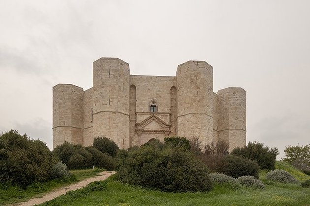 Castelo do Monte – Andria, Itália - Construído no século 13 em Andria, tem uma estrutura octogonal maciça e surpreende por não possuir algo muito característico da época: um fosso. 