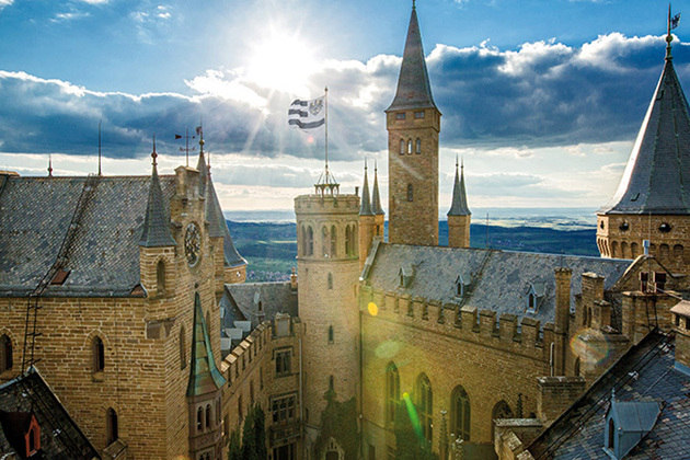 Castelo Hohenzollern – Hechingen ,Alemanha -  Fica a cerca de 60 km de Stuttgart. Foi residência de condes da região, chamada de Suábia,  a partir da primeira metade do século 11.