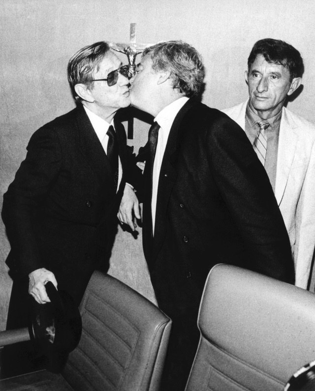 Castor de Andrade ganha beijo de Ricardo Teixeira, então presidente da CBF (Estadão Conteúdo)