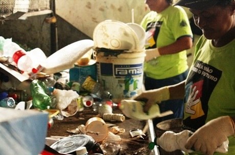 Catadores de material reciclável estão sem recursos