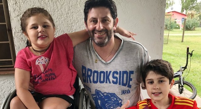 Catalina agora pode abraçar seu pai. A menina está recebendo Spinraza desde julho de 2019