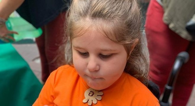 "Catalina pode pentear o cabelo... servir-se de um copo d'água. Antes, ela nem conseguia manter os braços erguidos", diz seu pai