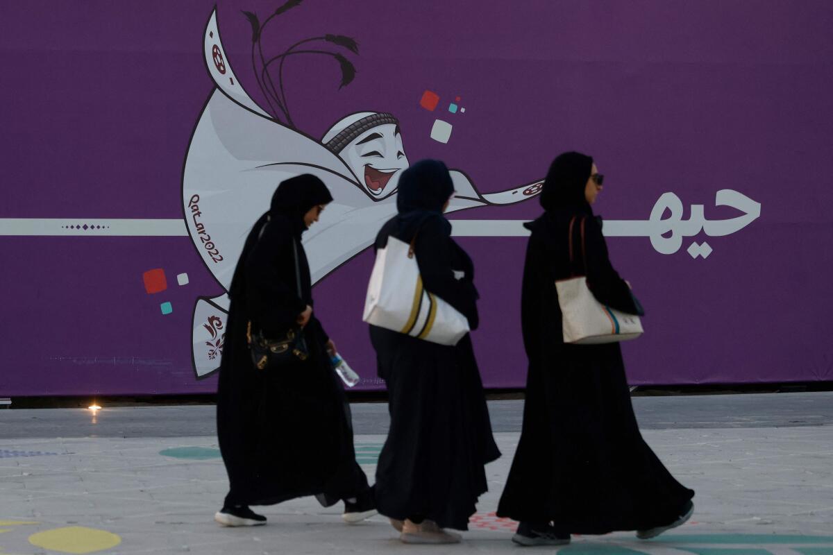 Mulheres indo de hijab para um jogo da Copa. Cultura milenar se choca com a modernidade