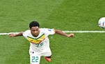 Abdou Diallo, zagueiro do Senegal, afasta a bola de cabeça