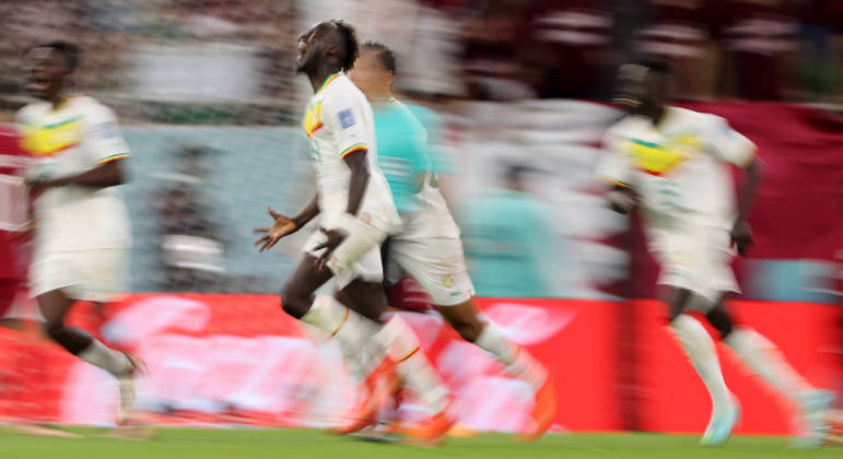 Famara Diedhiou marca o segundo gol do Senegal contra o Catar