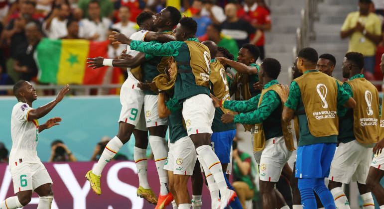 Jogadores do Senegal comemoram o gol de Boulaye Dia, que abriu o placar na partida contra o Catar