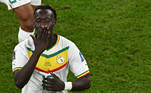 Famara Diedhiou manda beijinhos para a torcida após marcar o segundo gol do Senegal contra o Catar