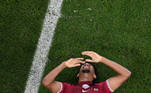 Homam Ahmed fica no gramado após chance perdida contra o Senegal