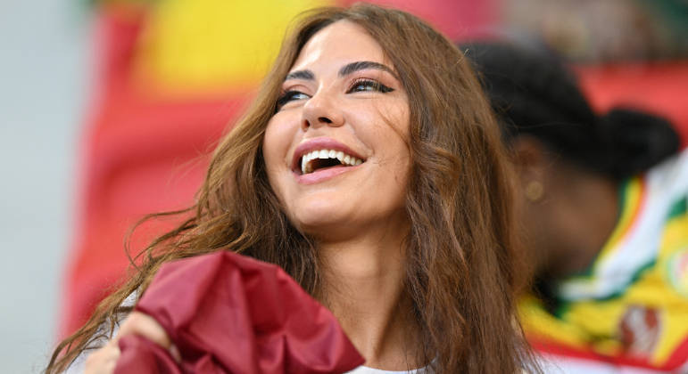 Torcedora do Catar sorri antes da partida contra o Senegal