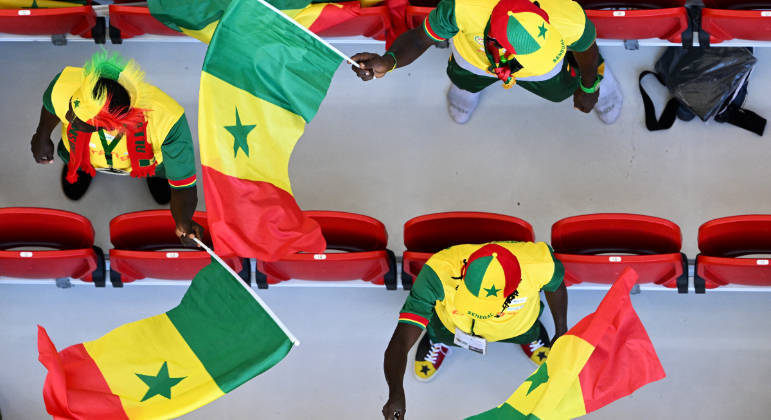 Torcedores do Senegal fazem a festa na arquibancada antes da partida contra o Catar
