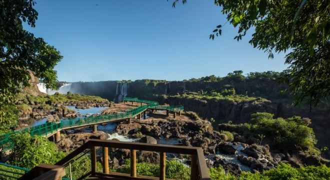 Quedas de água secas no Parque Nacional do Iguaçu deixam paredões à mostra