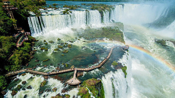  Cataratas do Iguaçu – Fica na fronteira do Brasil com a Argentina e, pelo lado dos hermanos, se chama Iguazu. 