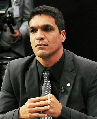 Catarinense de Florianópolis, ele é evangélico e militar no Rio de Janeiro, por onde foi deputado estadual entre 2015 e 2019. Político da direita, ele está filiado ao nanico Partido Brasil 35, antigo Partido da Mulher Brasileira. 