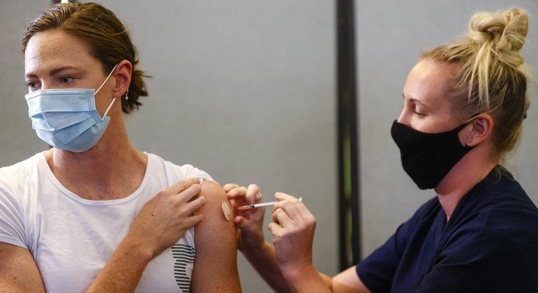 Nadadora Cate Campbell recebeu vacina do programa de vacinação do comitê australiano