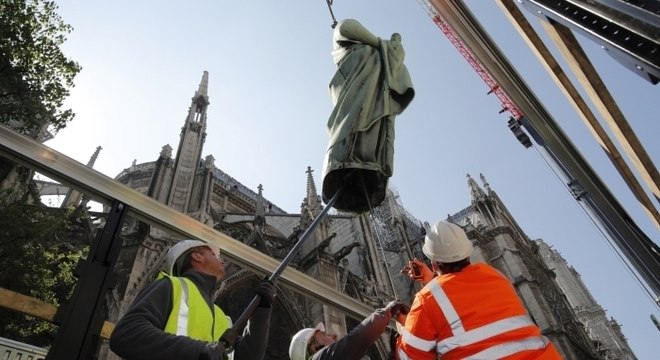 Estátuas foram retiradas do local para processo de restauração 