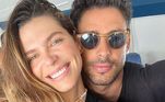 As primeiras imagens das férias de Cauã e Mari foram tiradas de dentro do avião. O casal fez caras e bocas e compartilhou uma sequência de fotos nas redes sociais 