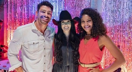 Cauã Reymond, Ana Castela e Bárbara Reis  nos bastidores de "Terra e Paixão"