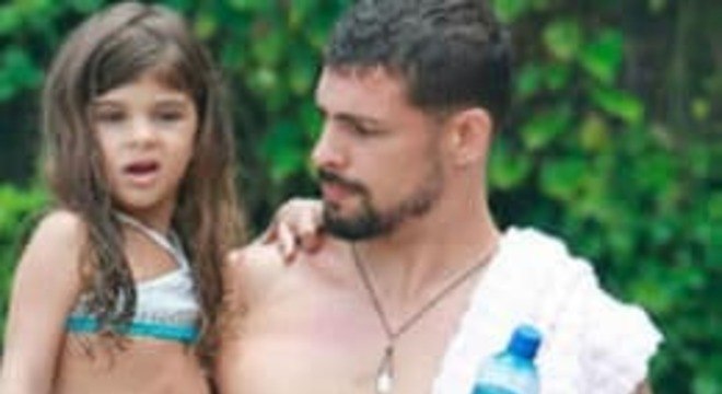 caua reymond filha cantando