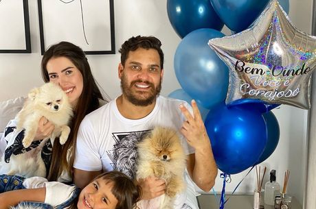 Cauan celebra volta para casa e posa com a família