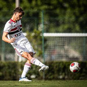 Cauê Caruso em partida pelo São Paulo