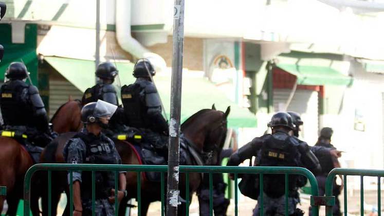 Cavalaria da polícia buscou afastar o conflito que vinha crescendo perto do estádio alviverde.