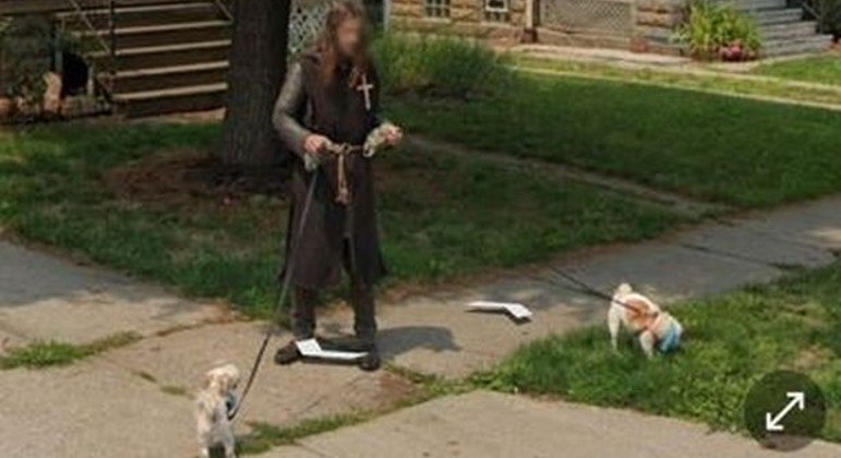 'Cavaleiro cruzado' durante passeio com cães, em rua de Cleveland, em Ohio (EUA)