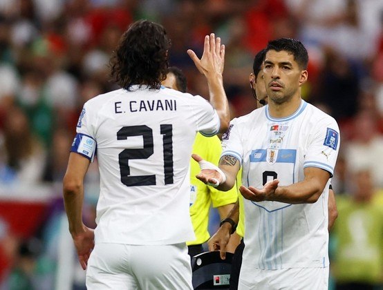 Precisando do resultado, Diego Alonso sacou Cavani, que teve atuação discreta durante o jogo e colocou Suárez na partida, em busca do empate para a celeste