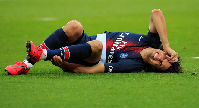 Atacante uruguaio se lesionou em jogo contra o Bordeaux