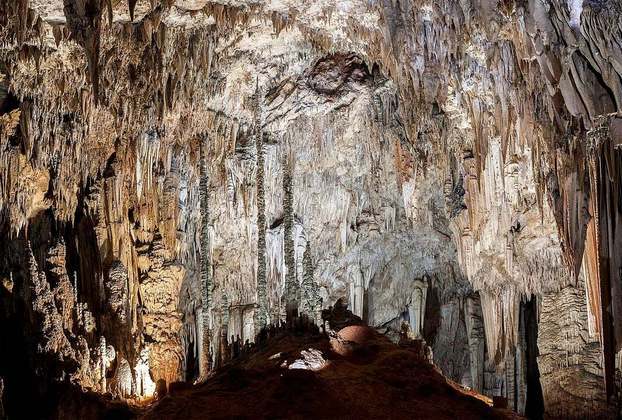 Caverna do Diabo (Brasil) - Fica no Parque Estadual Caverna do Diabo, em Eldorado (SP). É a maior caverna do estado. Descoberta por pesquisadores há mais de 100 anos. Dos 8.650m de extensão,  600m são acessíveis aos turistas, com sistema de luz, passarelas, escadas e corrimãos
