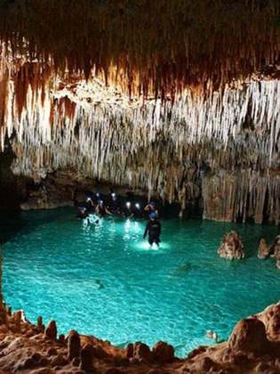 Caverna dos Cristais (México) - Fica na mina de Naica, no estado de Chihuahua. Tem cristais gigantes de selenite, alguns dos maiores do mundo, e faz tanto calor lá dentro que a visita tem que ser rápida. Fica a 120 metros de profundidade e a temperatura chega a 50ºC. 