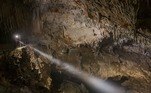 O complexo de cavernas tem cenários deslumbrantes tanto do lado de dentro quanto do lado de fora. O local fica a 55 quilômetros, a sudoeste, de Liubliana, capital da Eslovênia