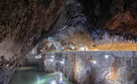 A caverna foi escavada durante séculos pelo rio Pivka, que corre em seu interior