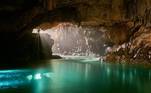 Com quase 24 quilômetros de extensão, incluindo áreas submersas, a caverna de Postojna é uma das belezas naturais do pequeno país balcânico de pouco mais de 2 milhões de habitantes que fica entre Itália, Áustria, Hungria e Croácia