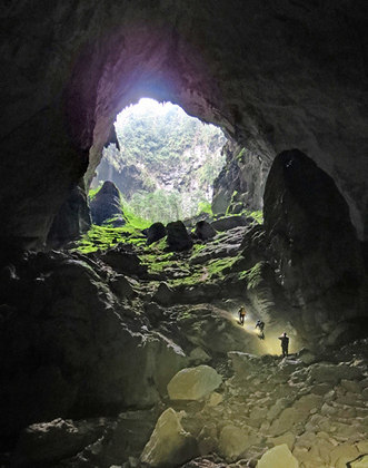 Caverna-Hang-Son-Doong-Doug-Knuth (Vietnã) - É a maior caverna do mundo, com 9 km e 200 metros de altura. Declarada como Patrimônio da Humanidade pela Unesco em 2003.