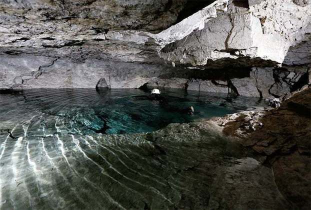 Caverna-Optymistychna (Ucrânia) -  É uma caverna de gesso localizada perto da vila ucraniana de Korolivka, Chortkiv Raion. 