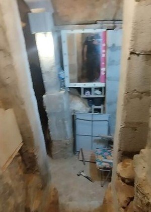 Hoje, o que era um buraco no chão se tornou uma habitação completa: tem uma sala, um quarto e até rede Wi-Fi