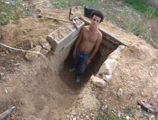Há alguns anos a estrutura foi até vistoriada por autoridades, que não encontraram irregularidades no projeto e até aconselharam possíveis formatos de portas para evitar o colapso da caverna