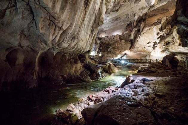 Cavernas de Água Clara (Malásia) - Ficam em Sarawak e se chamam Gua Air Jernih. Este sistema de cavernas interligadas foi descoberto em 1978 e tem 224 km - o nono maior do planeta. 