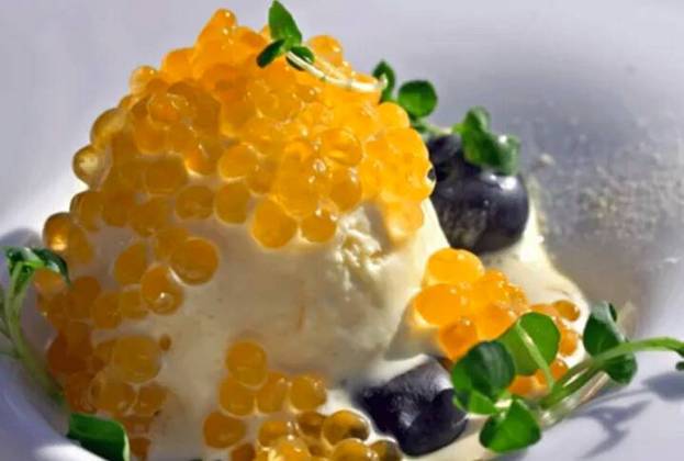 Caviar: A receita mistura creme de baunilha com ovas de peixe. O sabor é muito popular na França e no Japão. Alguns lugares tem até a opção de salmão defumado...