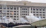 O gabinete de ministros do governo do Cazaquistão renunciou na última quarta-feira (5), após imensos protestos em razão de um aumento no preço dos combustíveis. O presidente Kassym-Jomart Tokayev afirmou que as manifestações eram promovidas por 