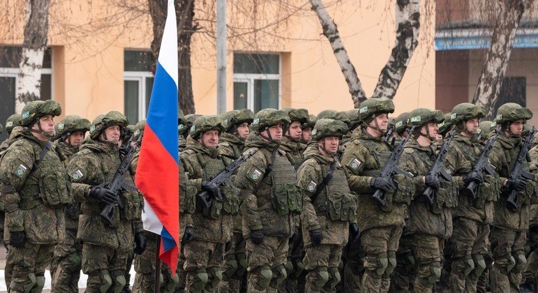 Soldados russos participam de uma cerimônia que marca o fim da missão em Almaty