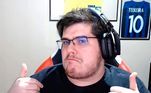 Casimiro Miguel, também conhecido como Cazé, fez história nesta segunda-feira (24) ao bater o recorde na Twitch (plataforma de streaming). Com mais de 500 mil pessoas online simultaneamente, a live do streamer com o jogador Neymar Jr. se tornou a mais vista do Brasil. Com um jeito bem-humorado e colecionando prêmios, Cazé é considerado um fenômeno da web. Saiba mais sobre o streamer