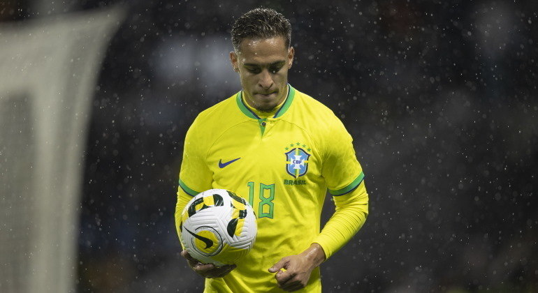 O atacante Antony, do Manchester United e da seleção brasileira, foi cortado da lista de Fernando Diniz nas duas primeiras rodadas das eliminatórias, contra Bolívia e Peru, por conta da repercussão negativa das revelações feitas pela ex-namorada do jogador, a DJ e influenciadora Gabriela Cavallin, que acusa o atacante de ameaça e agressão. No entanto, infelizmente, o atacante brasileiro não é o único esportista a ser denunciado por crimes semelhantes. Veja outros nomes envolvidos em problemas judiciais por esse tipo de acusação: