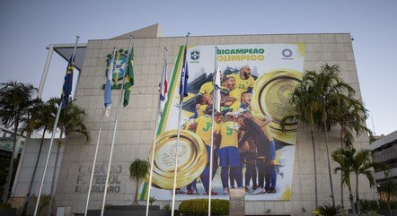 CBF homenageia campeões olímpicos em sua sede no Rio