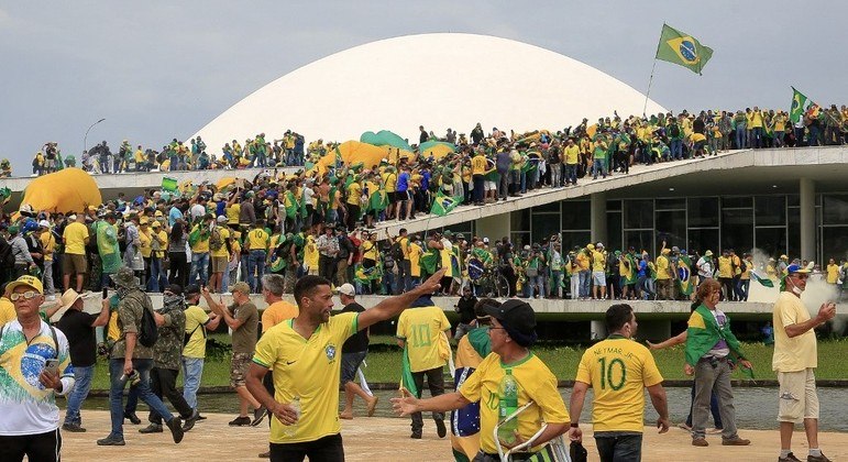 Vândalos usaram camisas da seleção e bandeiras do Brasil durante atos antidemocráticos