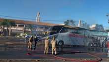 Ônibus com time de futebol feminino pega fogo em via do DF